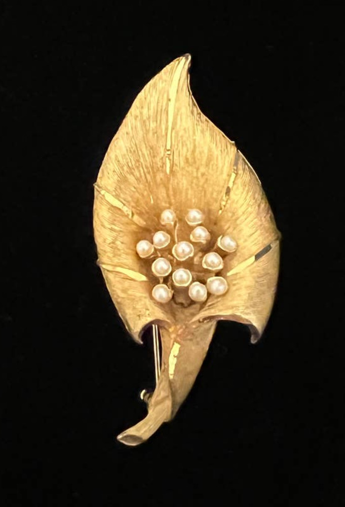 VTG Signed BSK Brooch Calla Lily Flower Gold Tone Metal Faux Seed Pearl Center